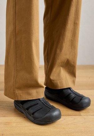 Crocs
YUKON FISHERMAN UNISEX - Sandales de randonnée - black