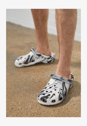 Crocs
Mules - white/black