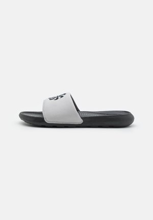 Nike Sportswear
VICTORI ONE SLIDE - Mules - light iron ore/black