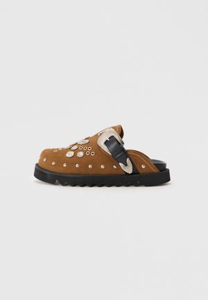 Toga
Mules - brown