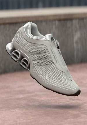 adidas Originals
MEGARIDE S2 UNISEX - Baskets basses - grey two/core black/silver-coloured metallic