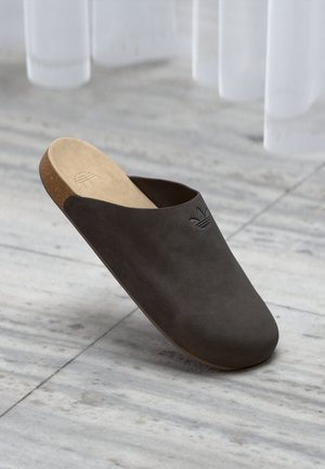 adidas Originals
ADIMULE UNISEX - Sabots - dark brown