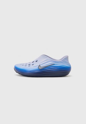Nike Sportswear
REACTX REJUVEN8 UNISEX - Sabots - midnight navy/comet blue/ghost