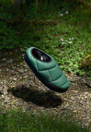 The North Face
NSE TENT IV - Chaussons - evergreen/tnf black