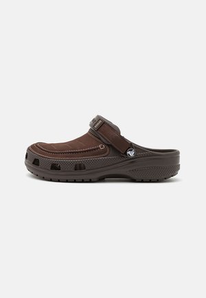 Crocs
YUKON VISTA II - Sabots - espresso/mushroom
