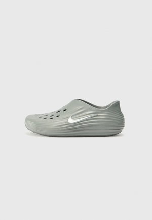 Nike Sportswear
REACT REJUVEN UNISEX - Sabots - smoke grey/smoke grey