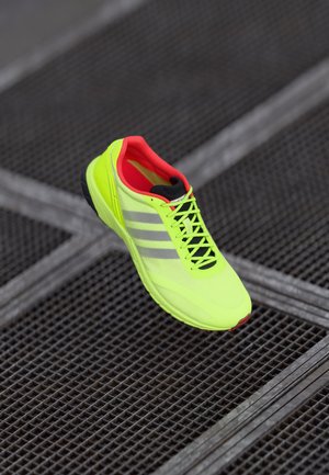 adidas Originals
ADIZERO ADIOS OG UNISEX - Baskets basses - lucid lemon/core black/bright red