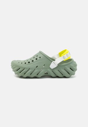 Crocs
ECHO UNISEX - Sabots - moss