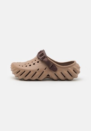 Crocs
ECHO UNISEX - Sabots - latte