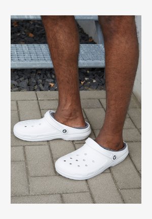 Crocs
Sabots - white/grey