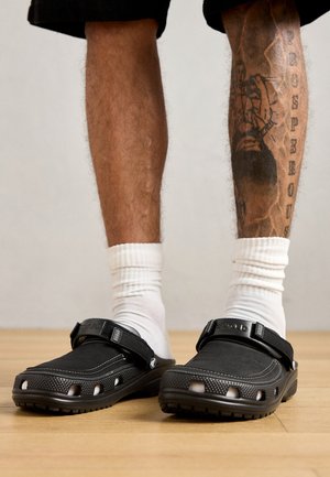 Crocs
YUKON VISTA II - Sabots - black/slate grey