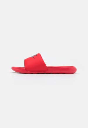 Nike Sportswear
VICTORI ONE SLIDE UNISEX - Mules - university red/black