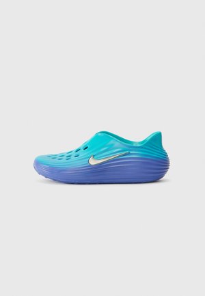 Nike Sportswear
REACT REJUVEN UNISEX - Sabots - dusty cactus/off noir/persian violet