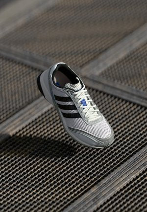 adidas Originals
ADIZERO ADIOS OG UNISEX - Baskets basses - footwear white/hi res blue/grey five