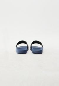 Sandale - Vue 3