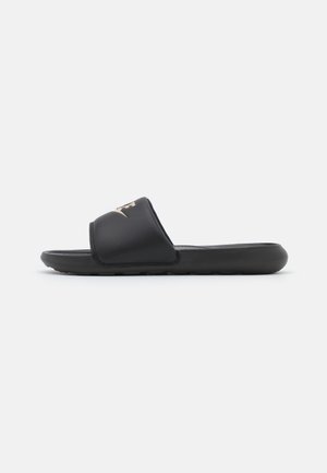Nike Sportswear
VICTORI ONE SLIDE UNISEX - Mules - black/metallic gold