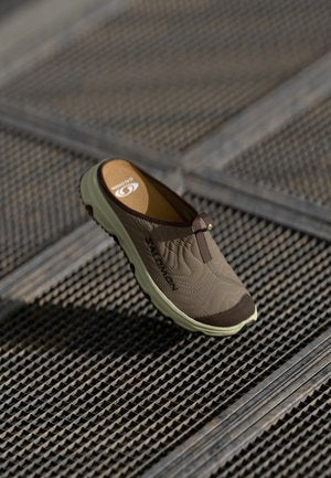 Salomon Sportstyle
RX SLIDE 3.0 ATQ UNISEX - Mules - falcon/green haze/black coffee